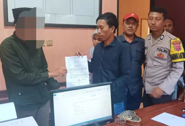 Oknum Sekdes di Pontang, tengah berdamai dengan warga di Polsek Pontang. (ISTIMEWA)