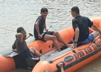 PENCARIAN KORBAN: Petugas BPBD Kabupaten Tangerang terlihat sedang melakukan pencarian korban tenggelam di Kali Pondok Jaya, Kecamatan Sepatan beberapa hari lalu. (ISTIMEWA)