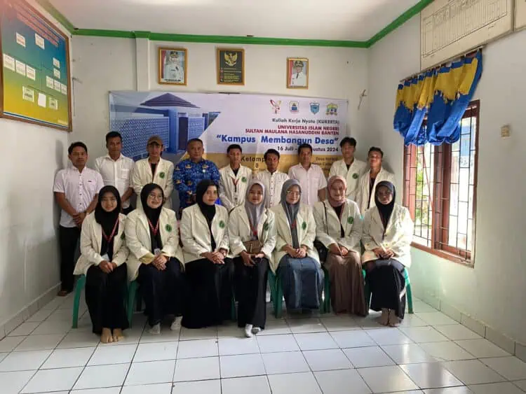 Para mahasiswa KKN UIN SMH Banten, berfoto bersama dengan Aparatur Kecamatan Cadasari, Kabupaten Pandeglang, Rabu (17/7/2024). (ADIB FAHRIE/SATELITNEWS.COM)