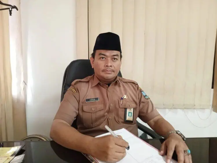 Kepala Bagian (Kabag) Kesra Setda Kabupaten Serang, Mamak Abror, di ruang kerjanya. (ISTIMEWA)