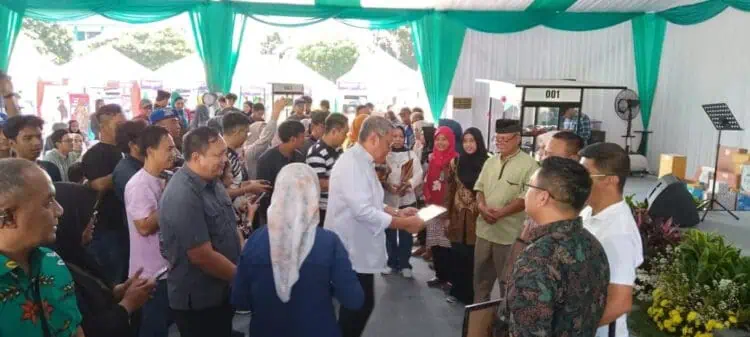 Benyamin Serahkan Sertifikat BNSP Hingga Gerobak di Ajang Gebyar Koperasi dan UMKM 2024