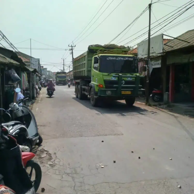 Bebas Lalu Lalang, Truk Tanah Semakin Tak Terkendali di Kabupaten Tangerang