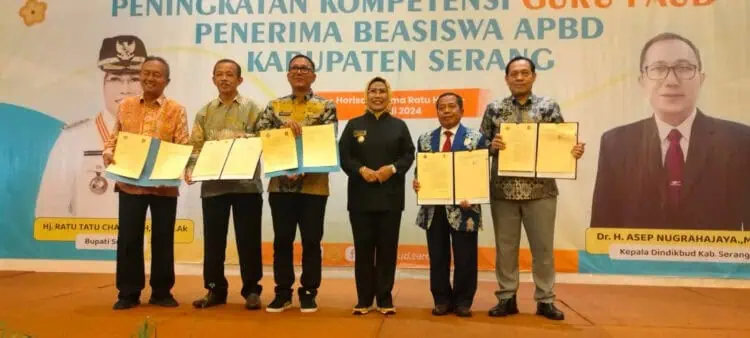 Bupati Serang Ratu Tatu Chasanah, melakukan penandatanganan kerjasama dengan dua perguruan tinggi, yang ada di Banten. (ISTIMEWA)