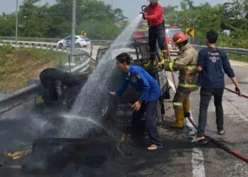 Petugas Damkar Lebak, saat memadamkan kobaran api di mobil yang terbakar, di Tol Rangkasbitung. (DOKUMEN DAMKAR)