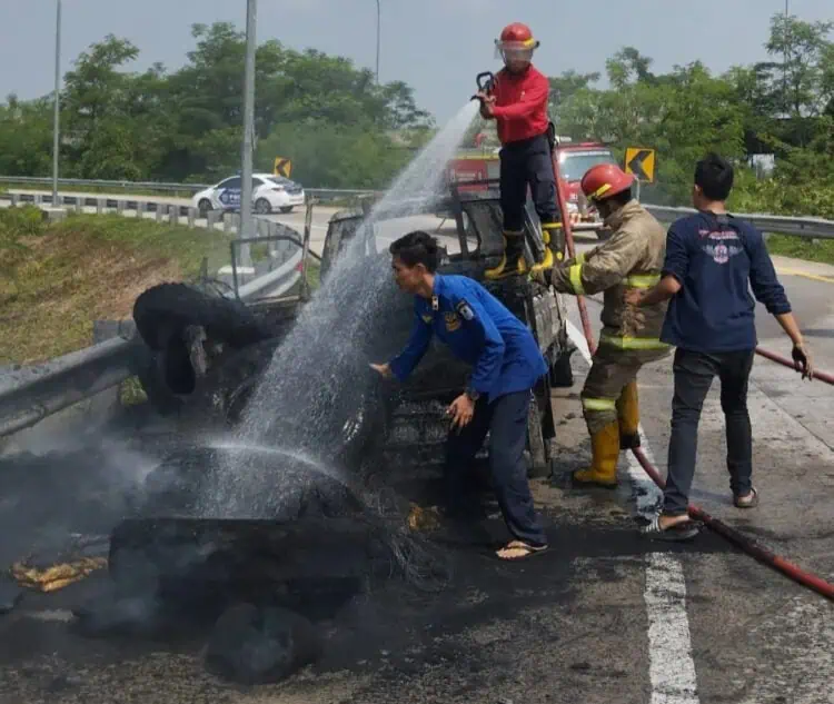 Gara - gara Plastik, Mobil Pikup Terbakar di Tol Rangkasbitung Kabupaten Lebak