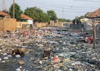Sampah, nampak berserakan di Desa Lontar, Kecamatan Tirtayasa, Kabupaten Serang. (SIDIK/SATELITNEWS.COM)