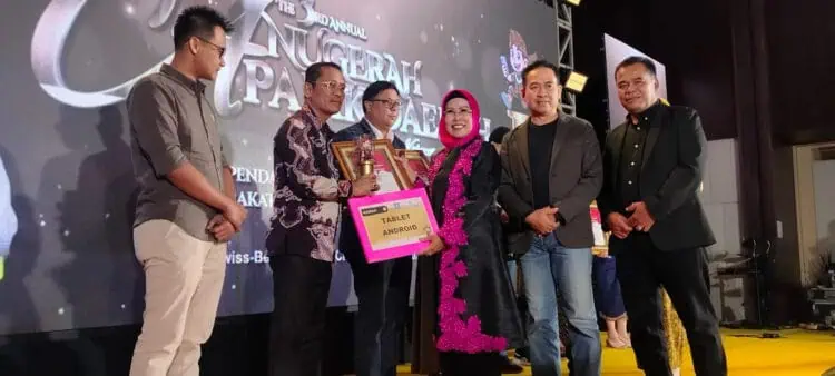 Salah satu Wajib Pajak (WP), mendapat penghargaan dari Bapenda Kabupaten Serang, yang diserahkan oleh Bupati Serang Ratu Tatu Chasanah, Selasa (23/7/2024). (SIDIK/SATELITNEWS.COM)