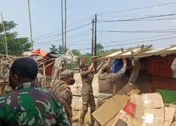 Puluhan Lapak Pedagang Diratakan Petugas Satpol PP Kabupaten Serang 