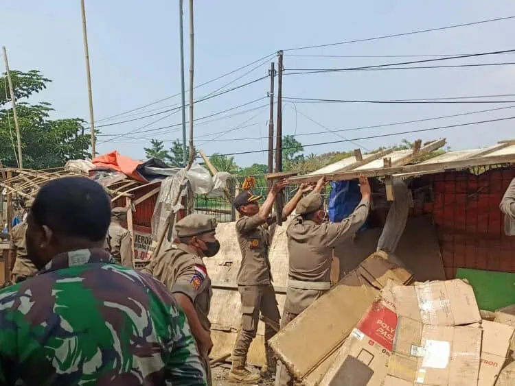 Puluhan Lapak Pedagang Diratakan Petugas Satpol PP Kabupaten Serang