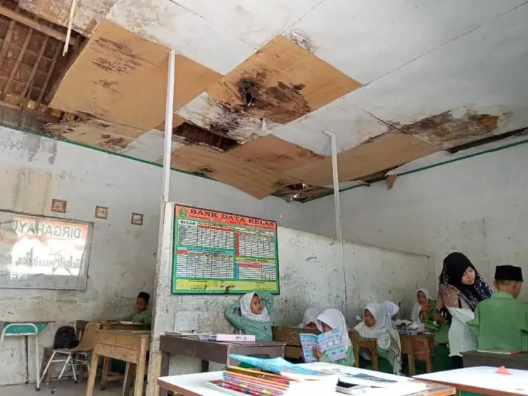 Atap dan Kelas Rusak, KBM MIS AL-Khaeriyah Cisoka Terganggu