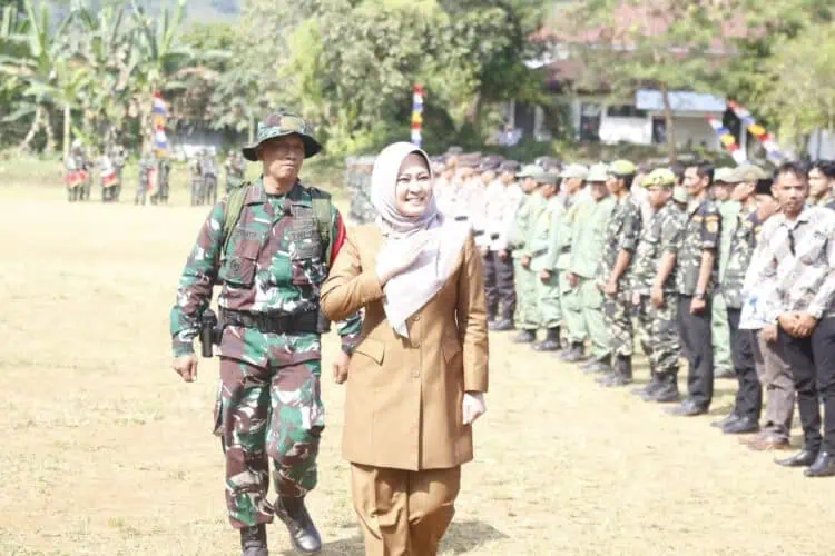 Bupati Pandeglang Irna Narulita, memeriksa pasukan dalam upacara pembukaan TMMD. (ADIB FAHRIE/SATELITNEWS.COM)