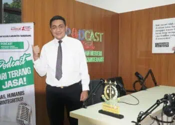 Kepala Seksi Intelijen pada Kejari Kabupaten Tangerang, Doni Saputra berpose di Studio Podcast Cari Terang Jasa!. (ISTIMEWA)