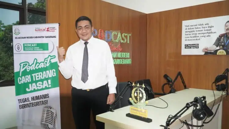 Kepala Seksi Intelijen pada Kejari Kabupaten Tangerang, Doni Saputra berpose di Studio Podcast Cari Terang Jasa!. (ISTIMEWA)