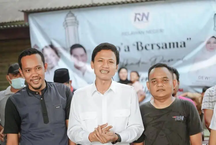 Iing Andri Supriadi, diapit dua Ketua Relawan, memberikan pernyataan kepada wartawan. (ISTIMEWA)