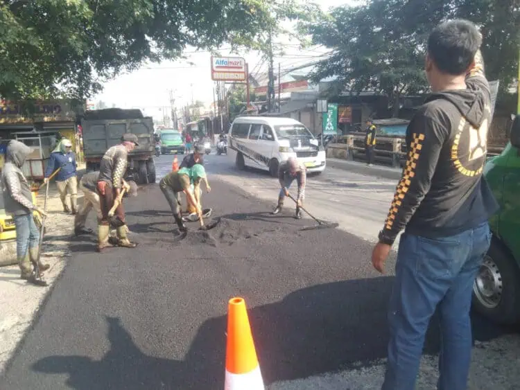 Raspon Aspirasi Warga, UPTD Jalan dan Jembatan Wilayah IV Lakukan Perbaikan Jalan Irigasi Tobat-Balaraja