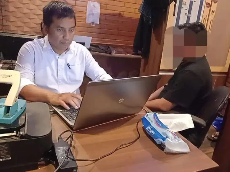 Tersangka pengedar sabu, diperiksa penyidik personel Polresta Serang Kota. (ISTIMEWA)