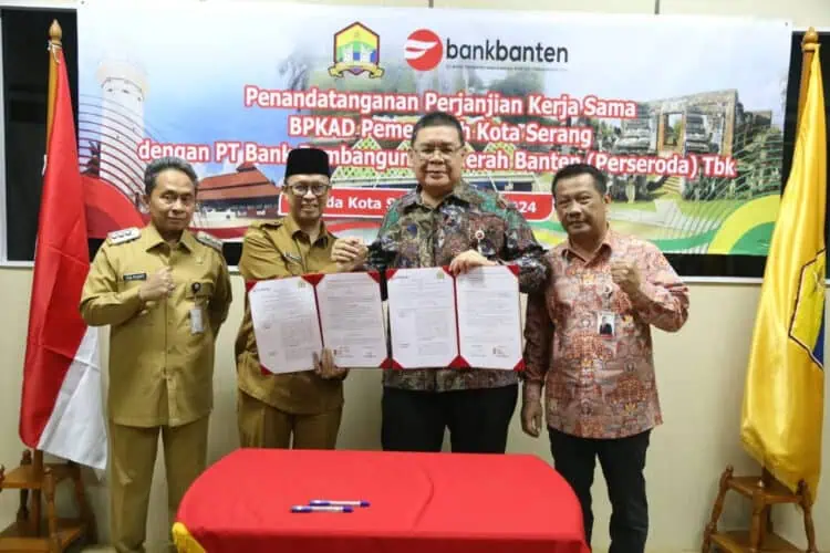 Direktur Utama Bank Banten Muhammad Busthami (kedua dari kanan) bersama Kepala BPKAD Kota Serang Imam Rana Hardiana (kedua dari kiri) saat menunjukkan PKS Penempatan RKUD. (ISTIMEWA)