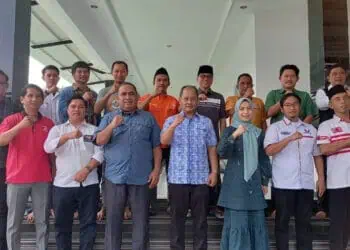 Pimpinan 8 Parpol non Parlemen di Kabupaten Serang, foto bersama di kediaman Yandri Susanto, Rabu (31/7/2024). (SIDIK/SATELITNEWS.COM)