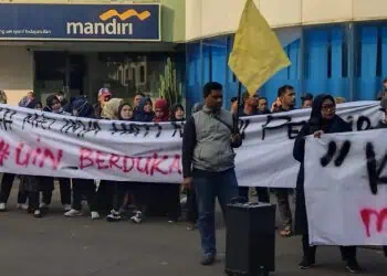 Mengaku Di-PHK, 173 Pegawai Honorer UIN Syarif Hidayatullah Unjuk Rasa