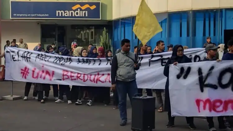 Mengaku Di-PHK, 173 Pegawai Honorer UIN Syarif Hidayatullah Unjuk Rasa