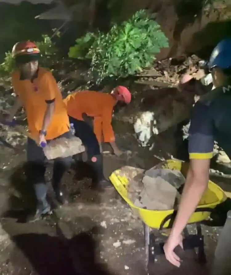 Longsor 10 Meter Tutup Akses Jalan Warga di Setu, Belasan Orang Mengungsi