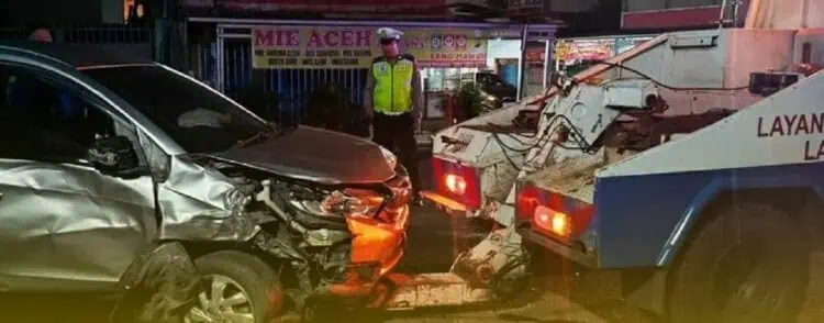 Dua Minibus Ringsek Setelah “Adu Banteng” di Ciputat