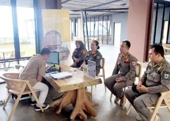 Petugas Satpol PP Kabupaten Pandeglang, memeriksa dokumen perizinan salah satu hotel di Kecamatan Carita. (ISTIMEWA)
