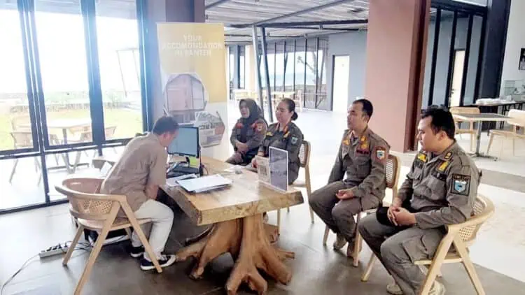 Petugas Satpol PP Kabupaten Pandeglang, memeriksa dokumen perizinan salah satu hotel di Kecamatan Carita. (ISTIMEWA)
