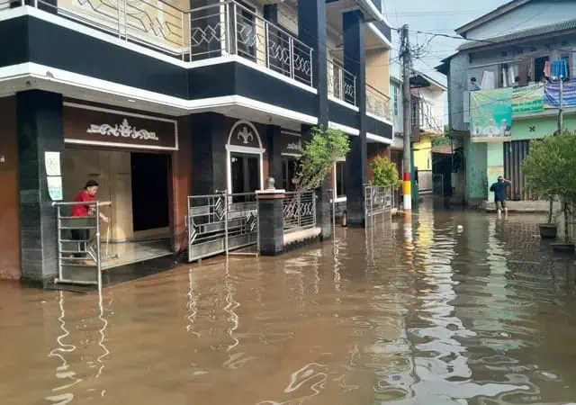 Banjir Landa Petir Cipondoh, Warga Sempat Mengungsi ke RPH