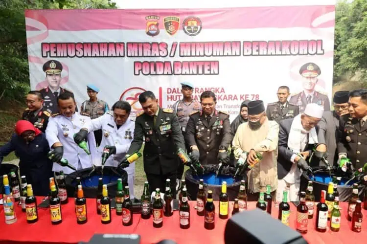 Peringati HUT Bhayangkara, Polda Banten Musnahkan 75.279 Botol Miras