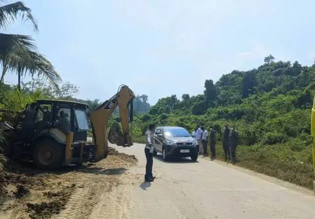Petugas Gabungan Tertibkan Pasir Berakan di Bahu Jalan