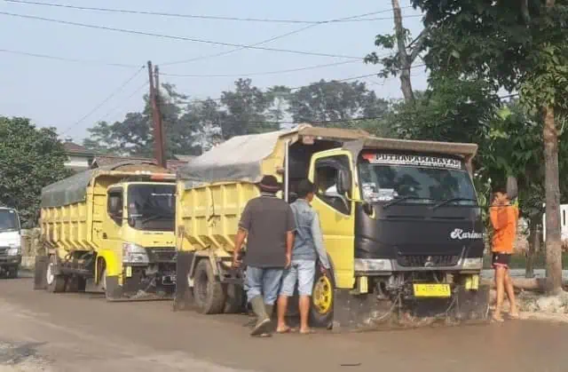 Warga Cimarga Sweeping Truk Basah, Begini Kata DLH Lebak