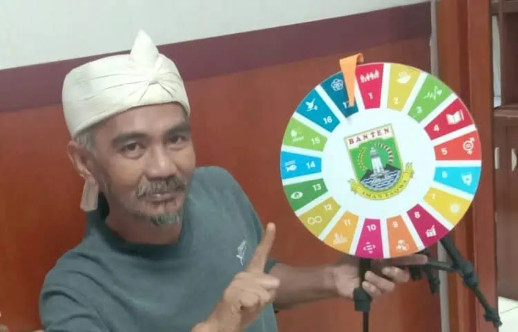 Koordinator F-PTK Banten, Nurwarta Wiguna, tunjukkan bukti keikutsertaan F-PTK dalam SDGs Award 2024 Banten. (ISTIMEWA)