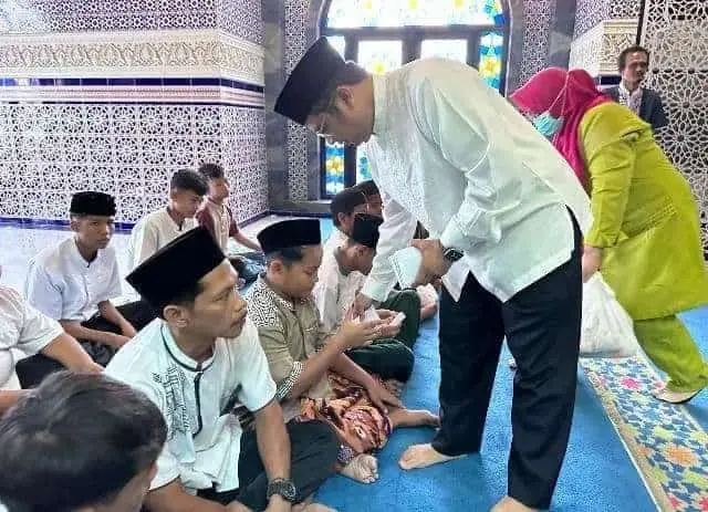 Tradisi, Arief Wismansyah dan Keluarga Santuni Puluhan Yatim dan Duafa Tradisi, Arief Wismansyah dan Keluarga Santuni Puluhan Yatim dan Duafa