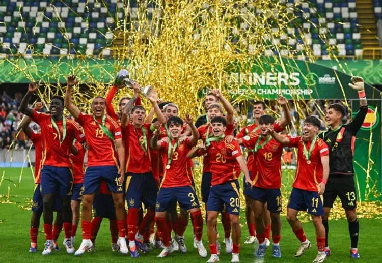 Para pemain timnas Spanyol merayakan keberhasilan menjadi juara. (ISTIMEWA)