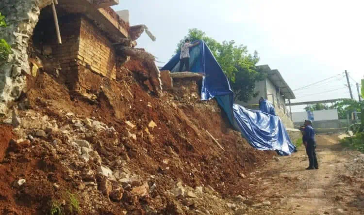 Korban Longsor di Tangsel Masih Mengungsi, Tunggu Tebing Diturap
