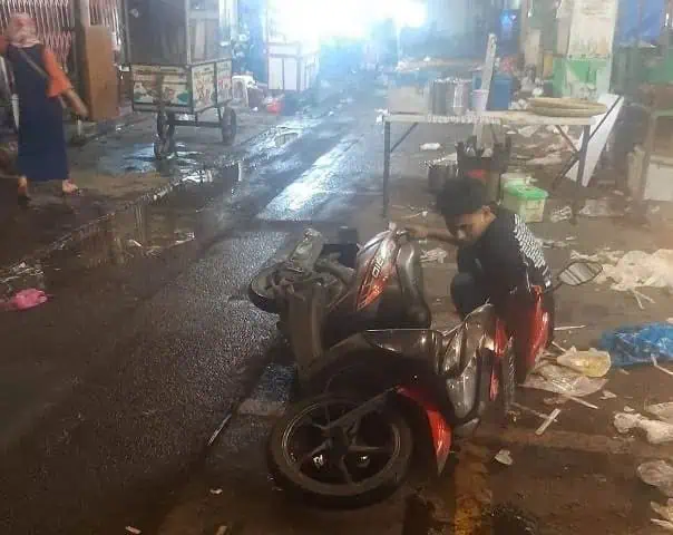 Perbaikan Jalan Kisamaun Berantakan, Pedagang Pasar Lama Tangerang Mengeluh