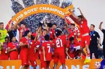 Tim masonal U-19 Indonesia merayakan keberhasilan menjadi juara Piala AFF U-19. Tampak manajer timnas Zaki Iskandar (paling kanan) turut merayakan keberhasilan timnya.  (ISTIMEWA)