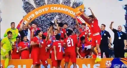 Tim masonal U-19 Indonesia merayakan keberhasilan menjadi juara Piala AFF U-19. Tampak manajer timnas Zaki Iskandar (paling kanan) turut merayakan keberhasilan timnya. (ISTIMEWA)