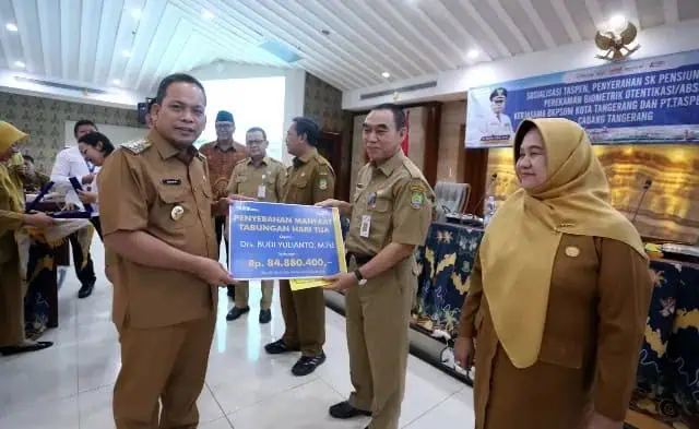 Serahkan 83 SK Pensiun, Dr. Nurdin : Terus Berkarya untuk Kota dan Bangsa