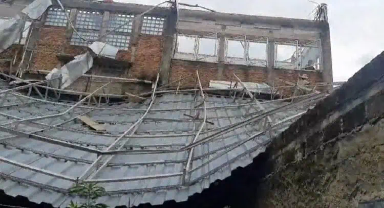 Atap Sekolah Diterjang Angin Kencang, Timpa Rumah Warga Pamulang