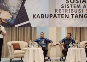 SOSIALISASI: Kepala DLHK Kabupaten Tangerang, Fachrul Rozi dalam kegiatan sosialisasi Sistem Aplikasi Retribusi Sampah di Hotel Aryaduta Karawaci,
Kabupaten Tangerang, Rabu (17/7/2024). (ISTIMEWA)