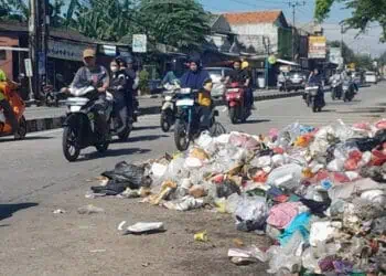 Tumpukan Sampah Hingga ke Tengah Jalan Cipondoh Bikin Warga Resah