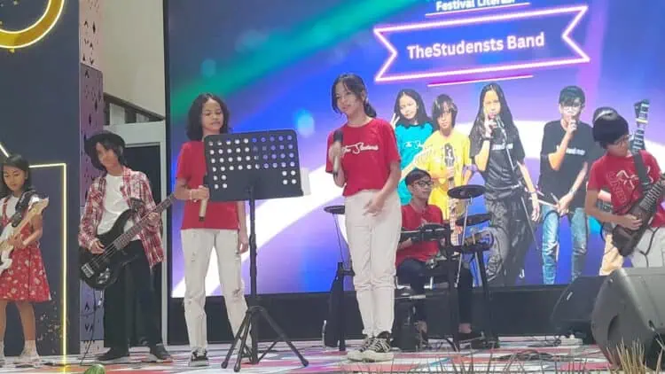Manggung di Festival Literasi, Performa TheStudents Band Sedot Animo Pengunjung