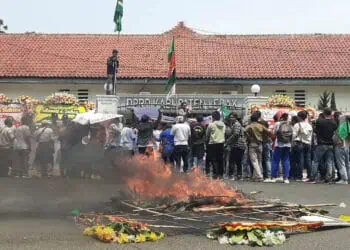 Baru Dilantik, Anggota DPRD Lebak Langsung Didemo Mahasiswa
