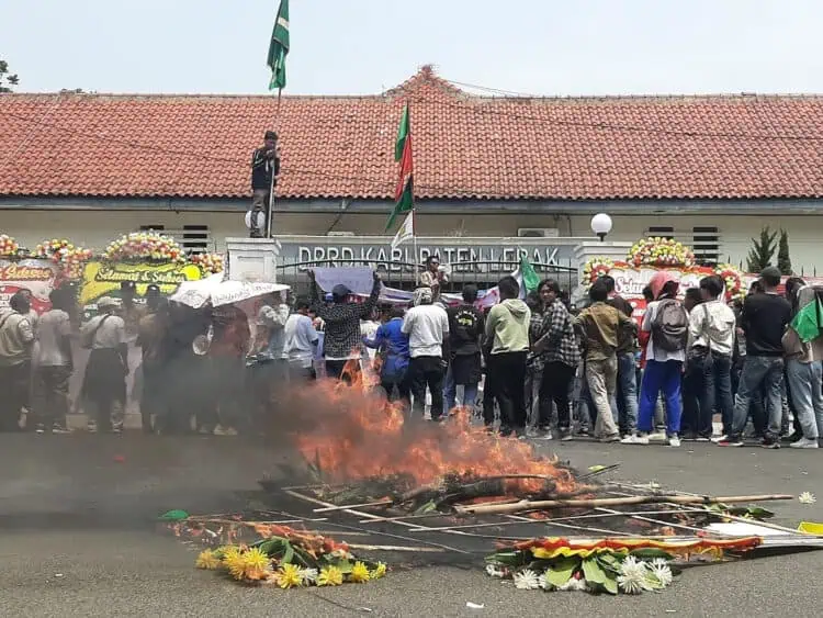 Baru Dilantik, Anggota DPRD Lebak Langsung Didemo Mahasiswa