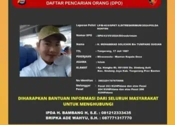 Poster berisikan mantan kades yang masuk daftar pencarian orang disebar Polda Banten. (ISTIMEWA)