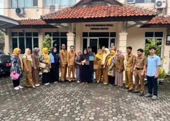 Komnas PA Kabupaten Serang, serahkan bayi kepada keluarganya. (ISTIMEWA)