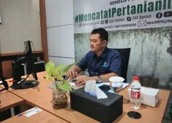 Kepala BPS Provinsi Banten, Faizal Anwar, saat melakukan rilis pertumbuhan ekonomi Provinsi Banten triwulan II 2024, Senin (5/8/2024). (LUTHFI/SATELITNEWS.COM)