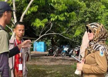 Kepala Bidang (Kabid) Pengembangan Sumber Daya Pariwisata dan Ekonomi Kreatif Dinas Pariwisata dan Kebudayaan Kabupaten Pandeglang, Mia Maulani Rizki, berbincang dengan mahasiswa UIN SMH Banten. (ISTIMEWA)